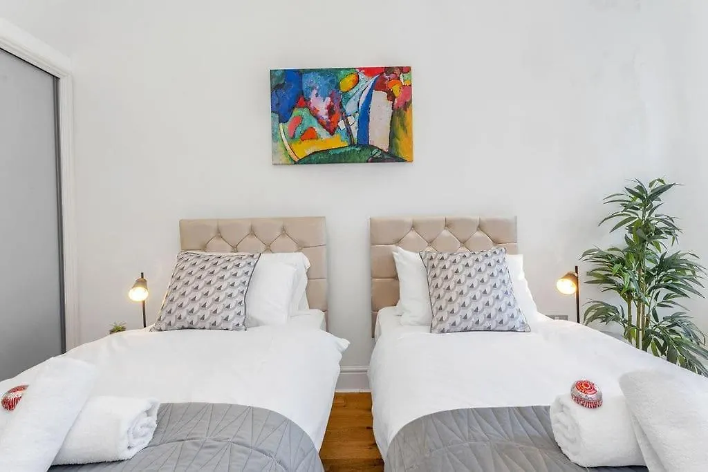 Luxury 3 Bed 2 Bath Main Door Apartm At Wardie Bay Edinburgh 0*,  United Kingdom
