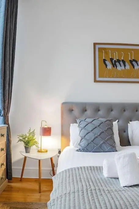 Luxury 3 Bed 2 Bath Main Door Apartm At Wardie Bay Edinburgh 0*,  United Kingdom
