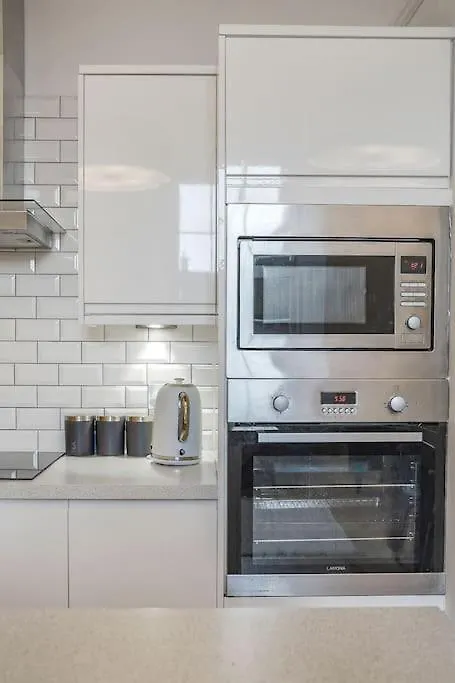 Luxury 3 Bed 2 Bath Main Door Apartm At Wardie Bay Edinburgh