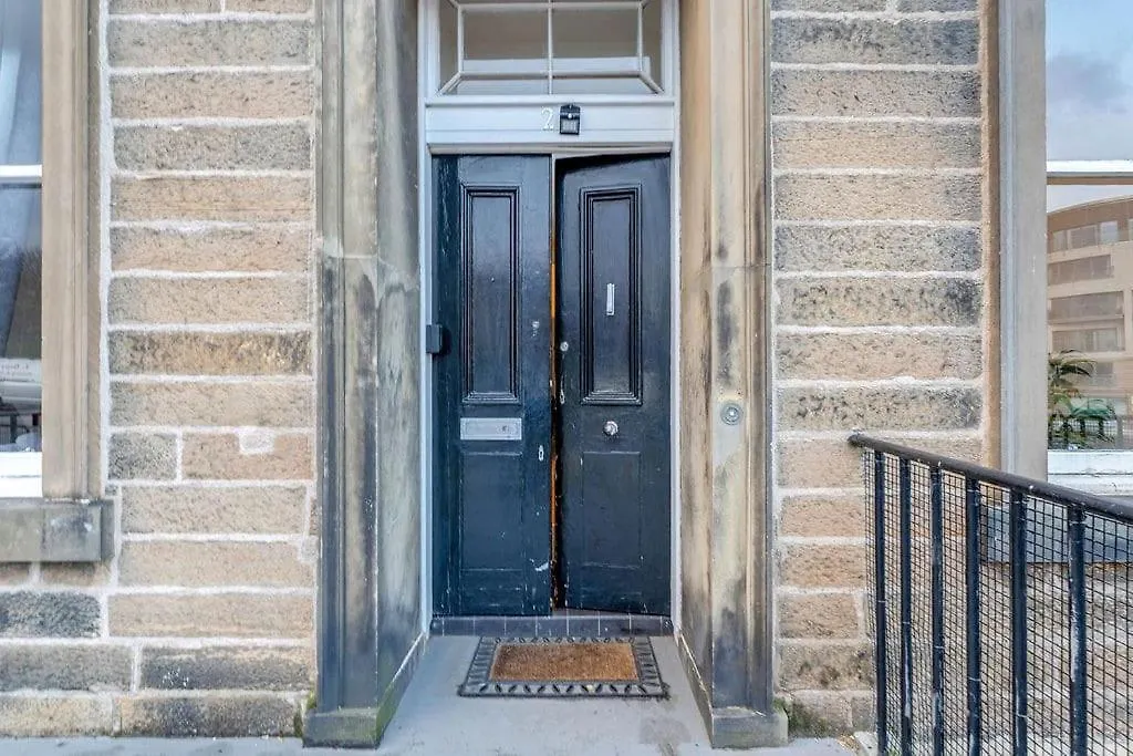 Luxury 3 Bed 2 Bath Main Door Apartm At Wardie Bay Edinburgh